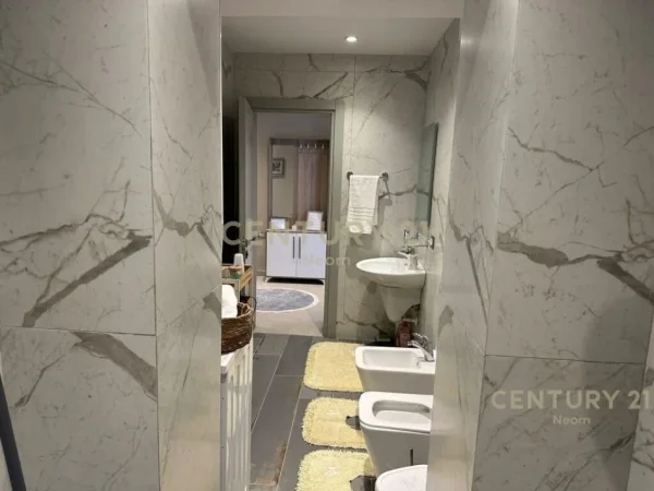 Tirane, jepet me qera apartament 2+1+Ballkon Kati 1, 90 m² 650 € 