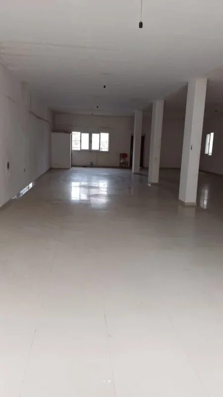 Tirane, jepet me qera dyqan Kati 0, 200 m² 1.000 € (Bulevardi i Ri)