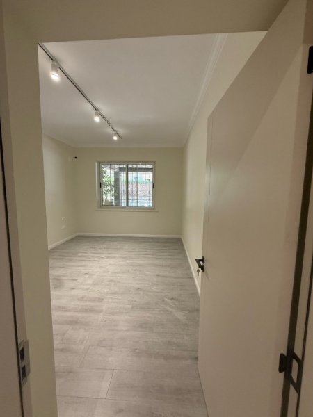 Tirane, jepet me qera ambjent biznesi Kati 0, 80 m² 1.500 € (Garda)