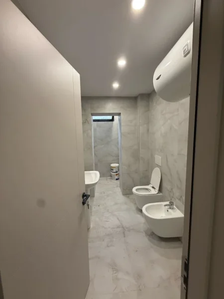 Tirane, jepet me qera ambjent biznesi Kati 0, 80 m² 1.500 € (Garda)