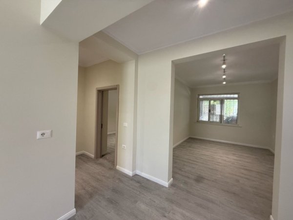 Tirane, jepet me qera ambjent biznesi Kati 0, 80 m² 1.500 € (Garda)