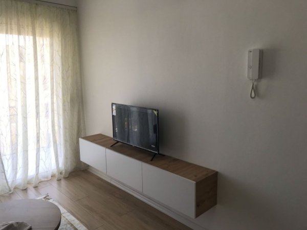 Durres, jepet me qera apartament 1+1+Ballkon Kati 4, 56 m² 400 € (Rruga pavaresia)