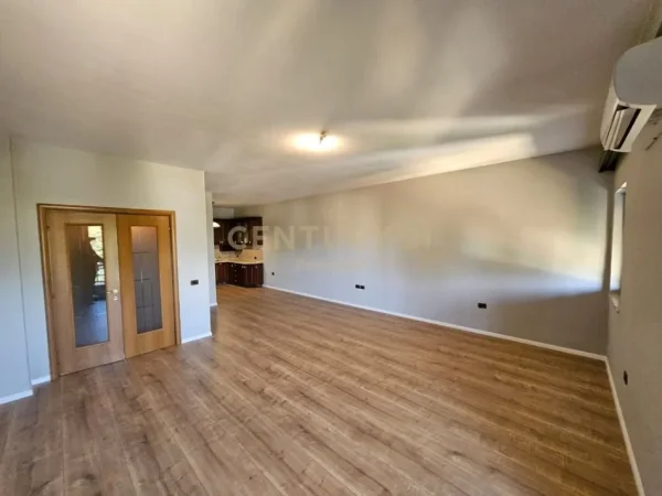 Tirane, jepet me qera ambjent biznesi Kati 5, 160 m² 2.000 € (Perballe Ambasades Amerikane)