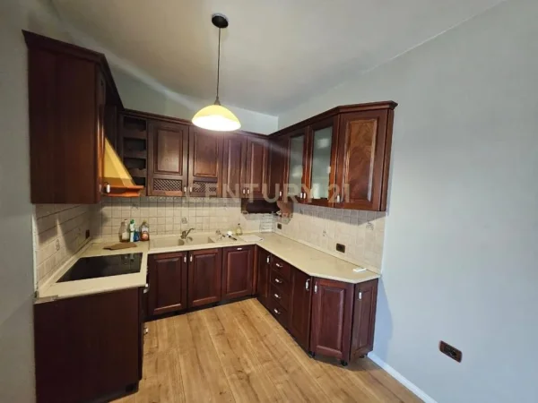 Tirane, jepet me qera ambjent biznesi Kati 5, 160 m² 2.000 € (Perballe Ambasades Amerikane)