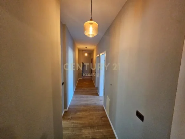 Tirane, jepet me qera ambjent biznesi Kati 5, 160 m² 2.000 € (Perballe Ambasades Amerikane)