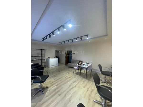 Tirane, jepet me qera ambjent biznesi Kati 1, 74 m² 700 € (Ish Blloku)