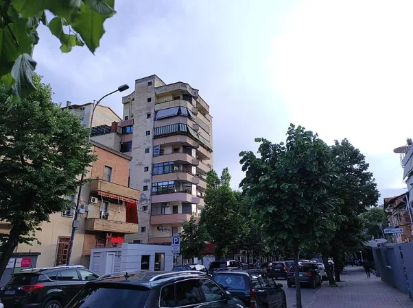 Tirane, jepet me qera dyqan Kati 0, 56 m² 1.000 € (Rruga Robert Shvarc)