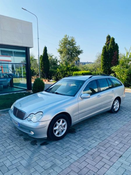 Tirane, shitet makine me portobagazh Mercedez-benz Nafte, gri metalizato automatik 3.000 €