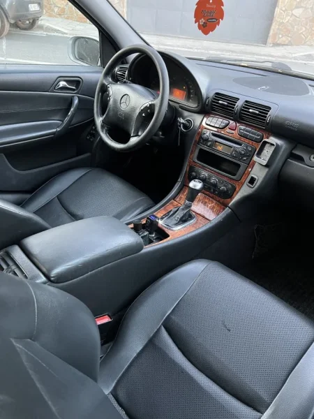 Tirane, shitet makine me portobagazh Mercedez-benz Nafte, gri metalizato automatik 3.000 €