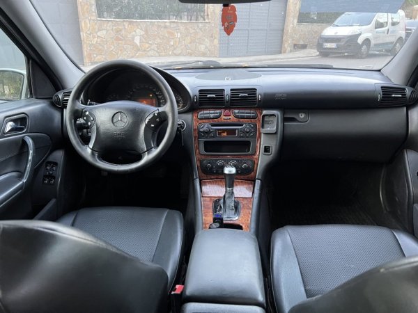 Tirane, shitet makine me portobagazh Mercedez-benz Nafte, gri metalizato automatik 3.000 €