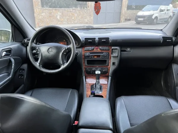 Tirane, shitet makine me portobagazh Mercedez-benz Nafte, gri metalizato automatik 3.000 €