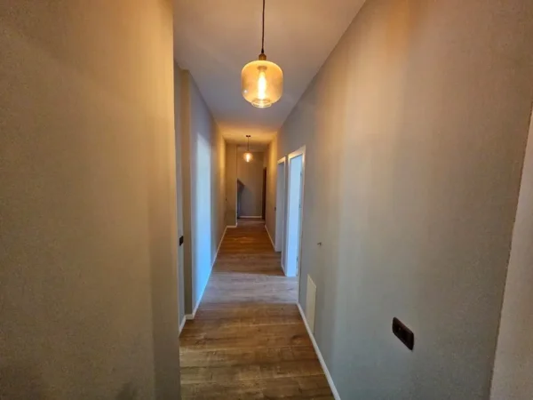 Tirane, jepet me qera 3+1+Aneks+Ballkon Kati 5, 160 m² 2.000 €