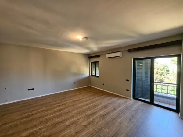 Tirane, jepet me qera 3+1+Aneks+Ballkon Kati 5, 160 m² 2.000 €