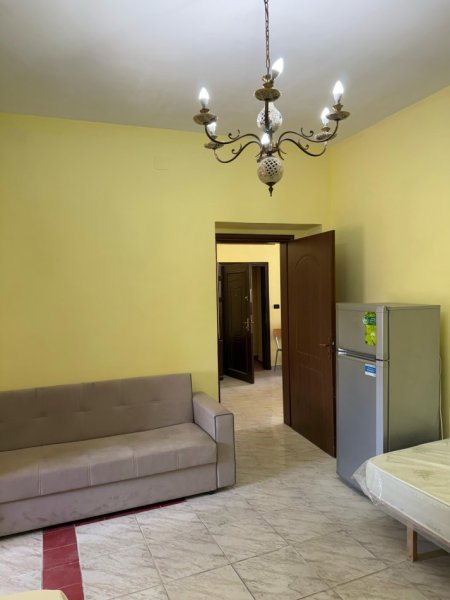 Tirane, jepet me qera apartament 2+1+Ballkon Kati 4, 500 € (Rruga Fortuzi)