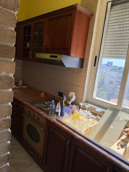 Tirane, jepet me qera apartament 2+1+Ballkon Kati 4, 500 € (Rruga Fortuzi)