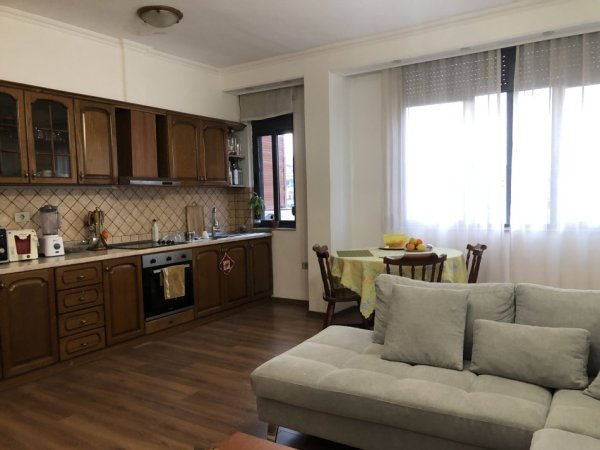 Tirane, jepet me qera apartament 2+1+Ballkon Kati 6, 100 m² 500 € (Vasil Shanto)