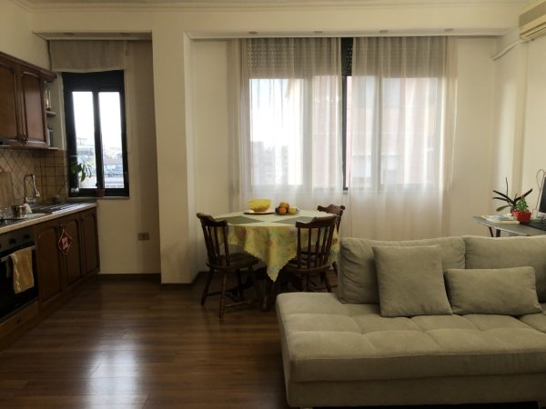 Tirane, jepet me qera apartament 2+1+Ballkon Kati 6, 100 m² 500 € (Vasil Shanto)
