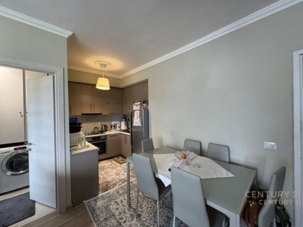 Tirane, jepet me qera apartament 1+1 Kati 5, 65 m² 585 € 