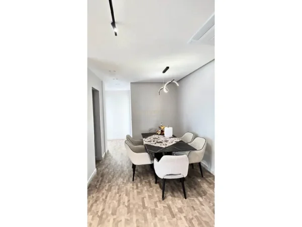 Tirane, jepet me qera apartament 3+1+Ballkon Kati 7, 165 m² 2.500 € 