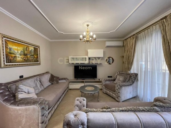 Tirane, jepet me qera apartament 3+1+Ballkon Kati 5, 160 m² 1.000 € 