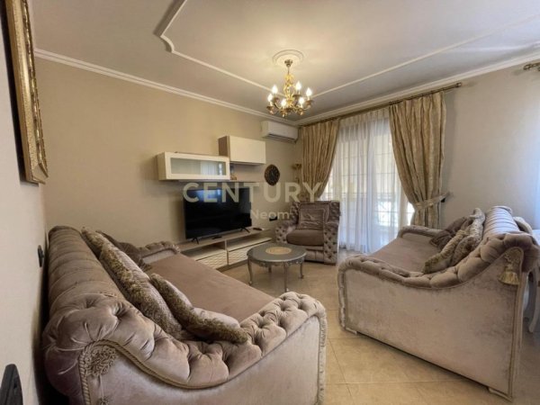 Tirane, jepet me qera apartament 3+1+Ballkon Kati 5, 160 m² 1.000 € 