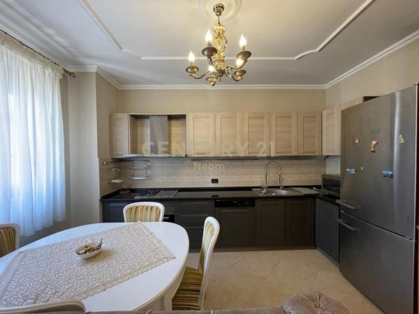 Tirane, jepet me qera apartament 3+1+Ballkon Kati 5, 160 m² 1.000 € 