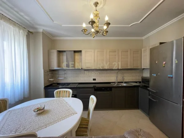Tirane, jepet me qera apartament 3+1+Ballkon Kati 5, 160 m² 1.000 € 