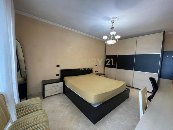 Tirane, jepet me qera apartament 3+1+Ballkon Kati 5, 160 m² 1.000 € 