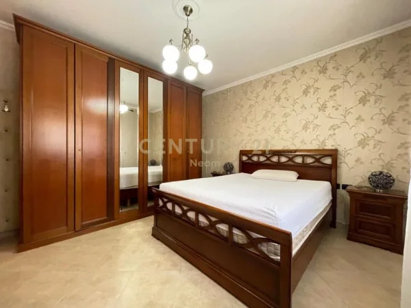 Tirane, jepet me qera apartament 3+1+Ballkon Kati 5, 160 m² 1.000 € 