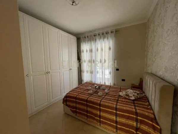 Tirane, jepet me qera apartament 3+1+Ballkon Kati 5, 160 m² 1.000 € 