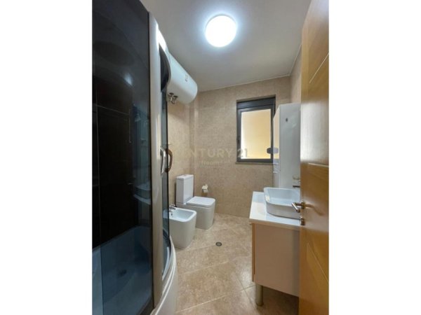 Tirane, jepet me qera apartament 3+1+Ballkon Kati 5, 160 m² 1.000 € 