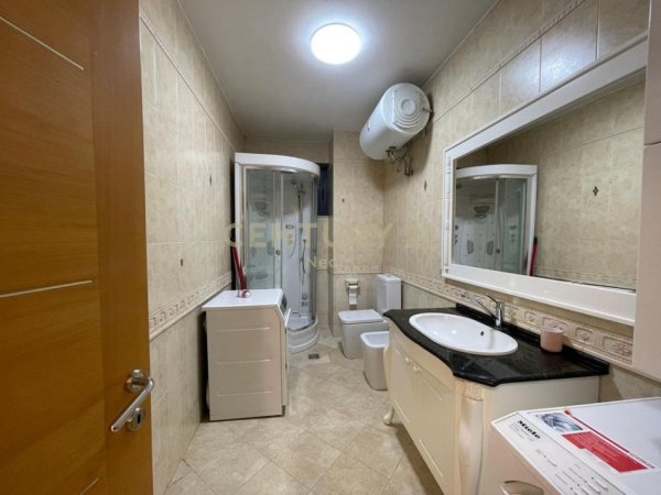 Tirane, jepet me qera apartament 3+1+Ballkon Kati 5, 160 m² 1.000 € 