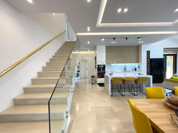 Tirane, jepet me qera Vile 2+1+Ballkon Kati 2, 200 m² 3.500 € (Berzhite)