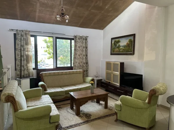 Fier, jepet me qera apartament 1+1 Kati 2, 70 m² 250 € (Lagja Kryengritja e Fierit, prane ish qendres tregtare QTU)