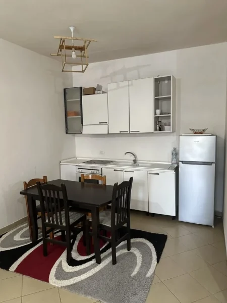 Fier, jepet me qera apartament 1+1 Kati 2, 70 m² 250 € (Lagja Kryengritja e Fierit, prane ish qendres tregtare QTU)