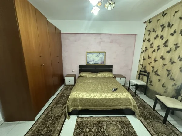 Fier, jepet me qera apartament 1+1 Kati 2, 70 m² 250 € (Lagja Kryengritja e Fierit, prane ish qendres tregtare QTU)