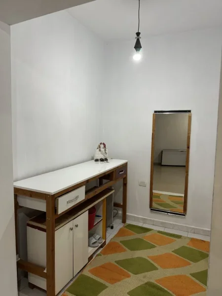 Fier, jepet me qera apartament 1+1 Kati 2, 70 m² 250 € (Lagja Kryengritja e Fierit, prane ish qendres tregtare QTU)
