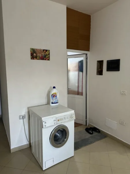 Fier, jepet me qera apartament 1+1 Kati 2, 70 m² 250 € (Lagja Kryengritja e Fierit, prane ish qendres tregtare QTU)