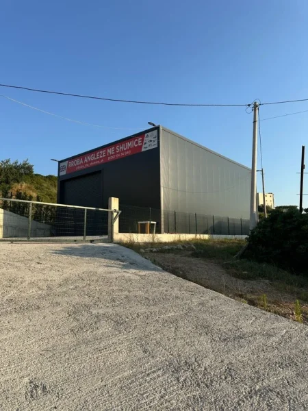 Tirane, jepet me qera magazine Kati 0, 260 m² 2.600 € (shkoze)