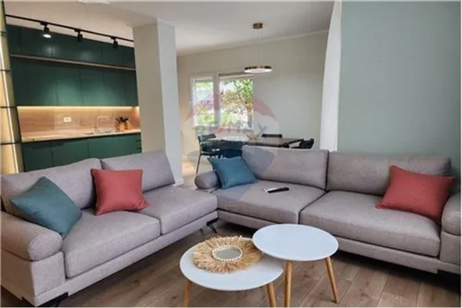 Tirane, jepet me qera apartament 2+1+Ballkon Kati 3, 900 € (Kristal)
