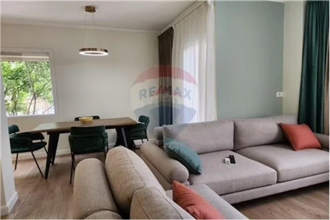Tirane, jepet me qera apartament 2+1+Ballkon Kati 3, 900 € (Kristal)