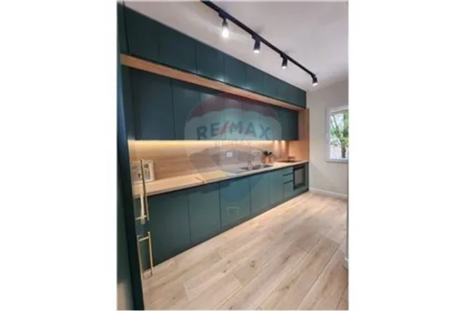 Tirane, jepet me qera apartament 2+1+Ballkon Kati 3, 900 € (Kristal)