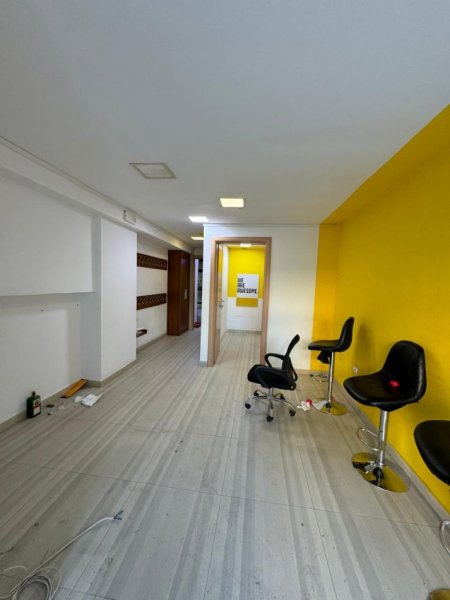 Tirane, jepet me qera ambjent biznesi Kati 0, 350 m² 4.000 € (don bosko)