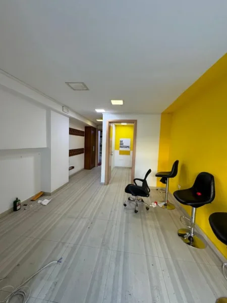 Tirane, jepet me qera ambjent biznesi Kati 0, 350 m² 4.000 € (don bosko)