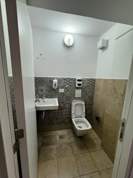 Tirane, jepet me qera ambjent biznesi Kati 0, 350 m² 4.000 € (don bosko)