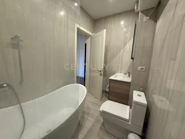 Tirane, shes apartament 1+1 Kati 7, 85 m² 175.000 € (Square21)