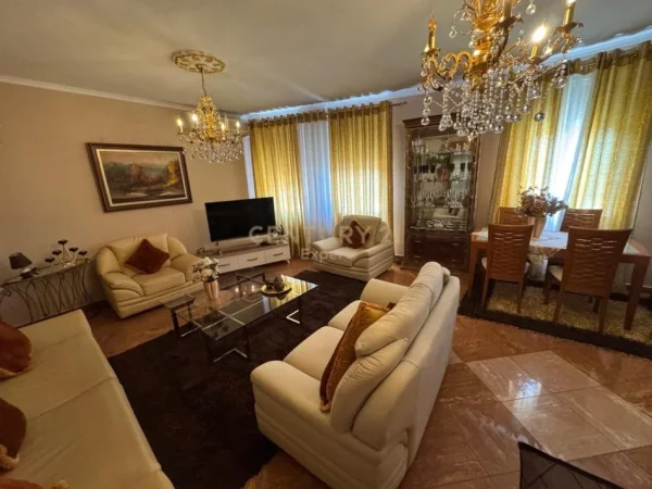 Tirane, jepet me qera apartament 2+1 Kati 4, 90 m² 800 € (Kafe Flora)