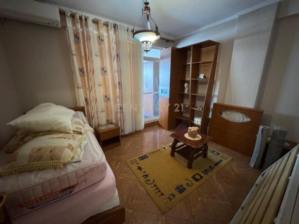 Tirane, jepet me qera apartament 2+1 Kati 4, 90 m² 800 € (Kafe Flora)