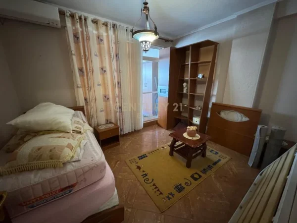 Tirane, jepet me qera apartament 2+1 Kati 4, 90 m² 800 € (Kafe Flora)