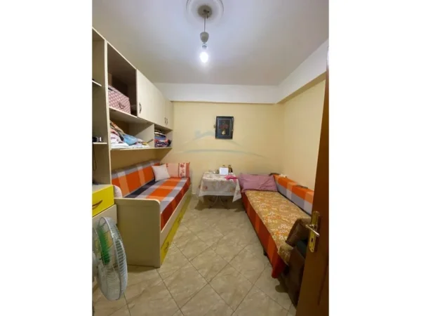 Kryqi i Kuq, shitet apartament 2+1 Kati 2, 77 m² 100.000 € (Durres)